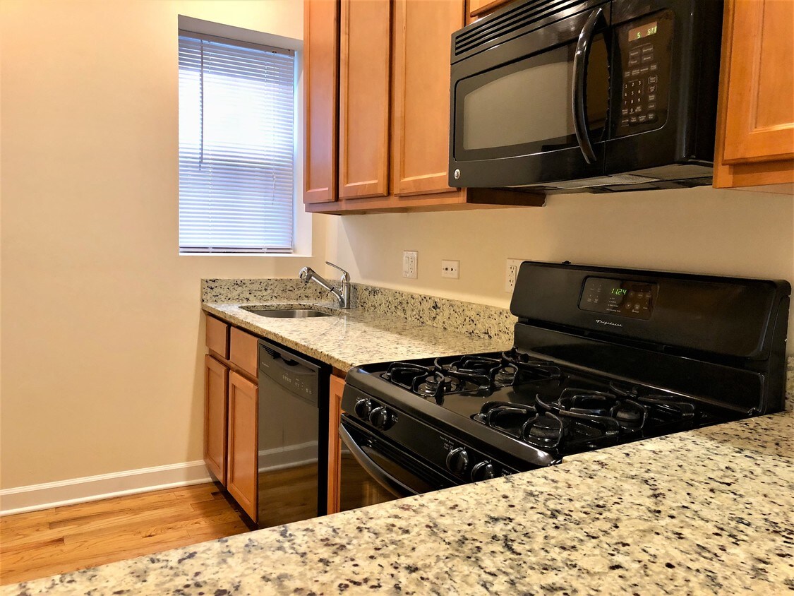 Foto principal - 3352 W Wilson Ave