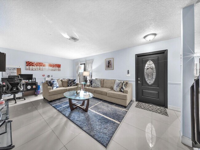 Foto del edificio - 2496 NW 99th Ave