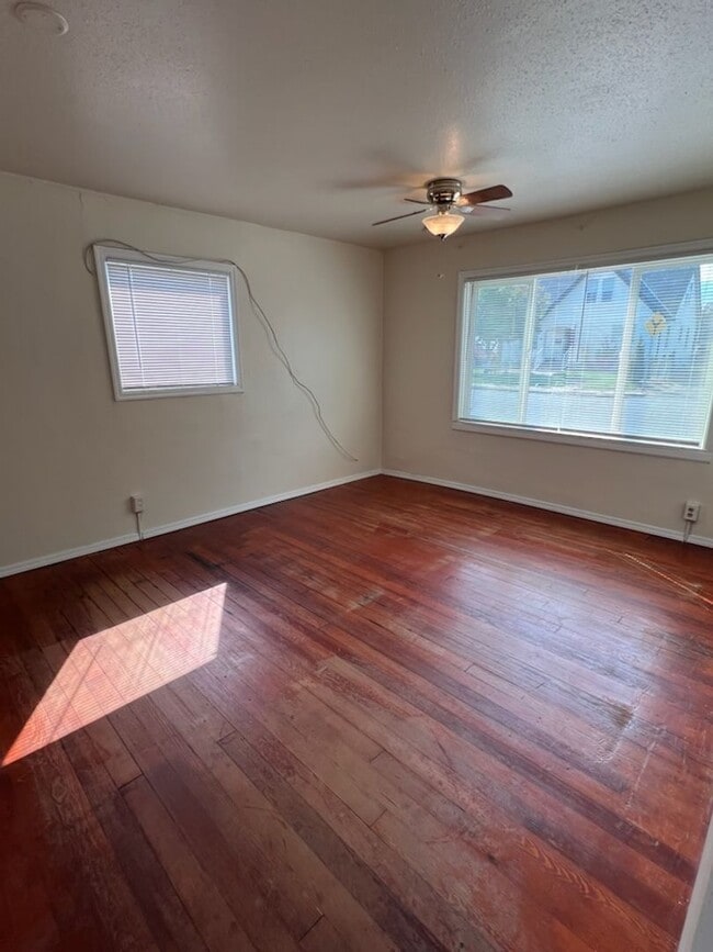 Building Photo - Spacious 3 bed, 1 bath, a/c, d/w and bonus...