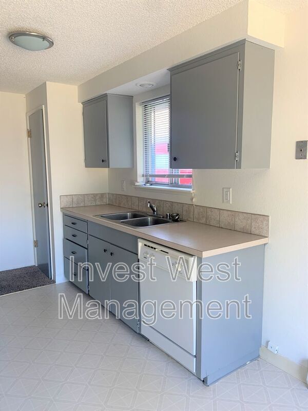 Foto del edificio - 3332 E 18th St