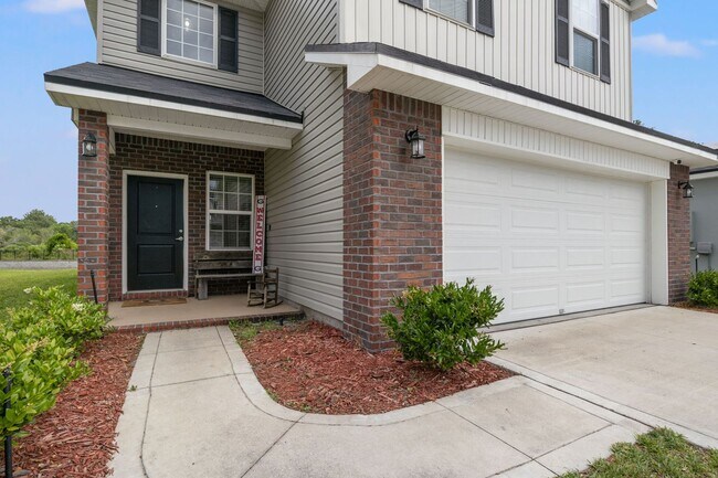 Building Photo - Stunning single-family 4bed/2.5 bath home