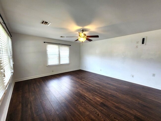 Building Photo - 2 Bed 1 Bath 2 Covered Carport in Corbin P...