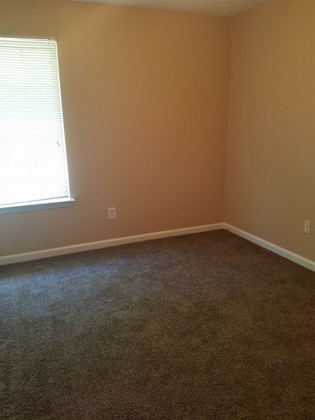 Building Photo - Spacious 3 bedroom Townhome for Rent