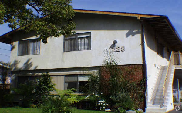 Primary Photo - 1228 Mariposa St