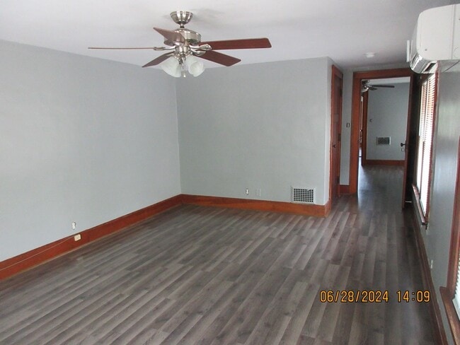 Building Photo - 919 W 8th St