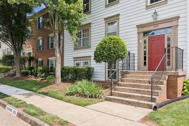 Building Photo - Set in the charming Hunters Square communi...