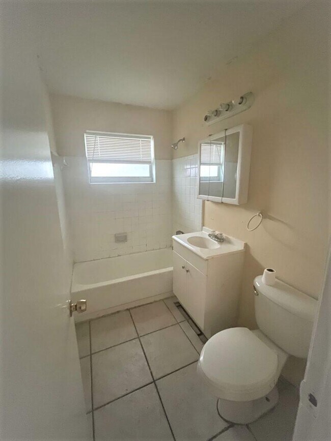 Foto del edificio - 1681 W 29th St