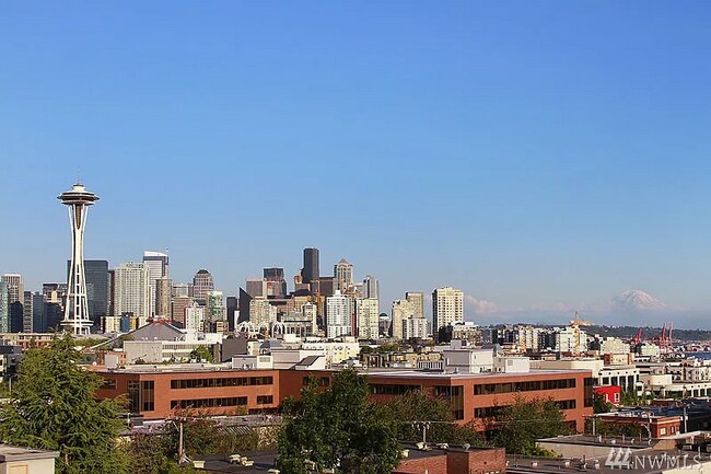 Building Photo - 327 W Olympic Pl