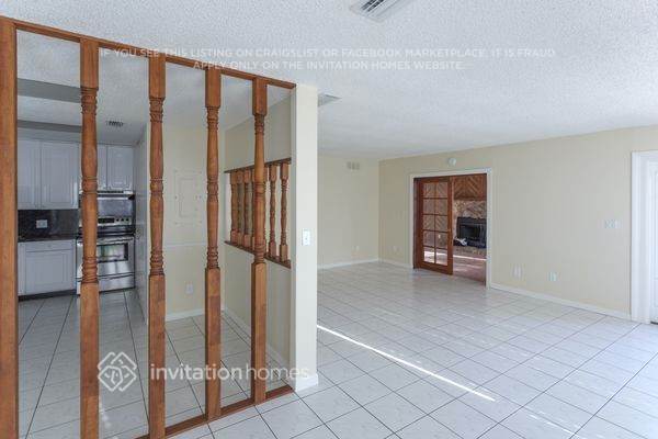 Building Photo - 621 NE Helicon Ln