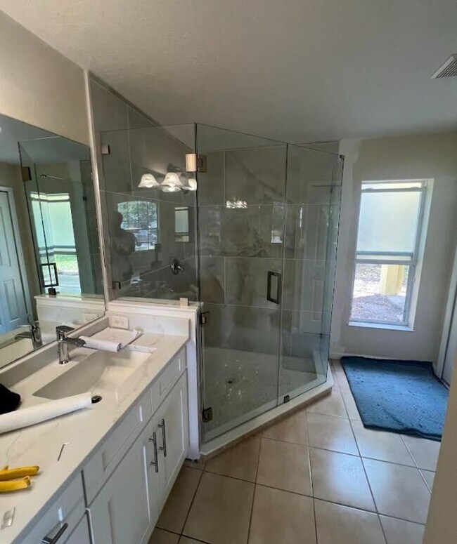 Building Photo - Three Bedroom Two Bath Home