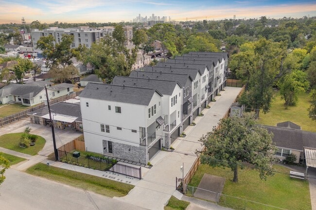 Foto del edificio - 717 Janisch Rd