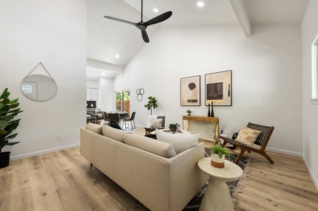 Foto del edificio - 8237 Cabin Springs Ave