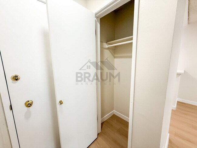Foto del edificio - 6039 Whitsett Ave
