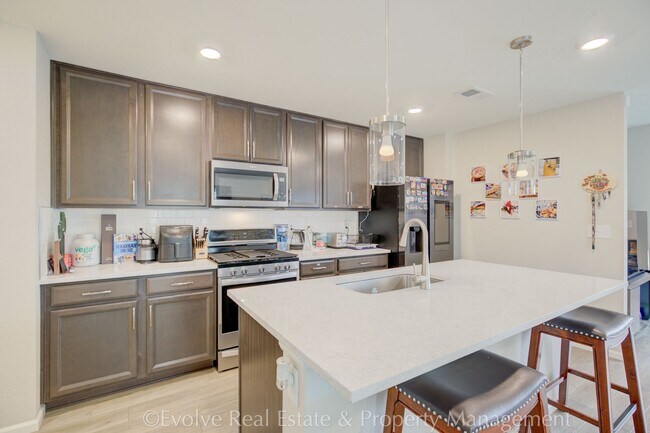 Building Photo - Evolve Real Estate: Stunning Aurora Gem! A...