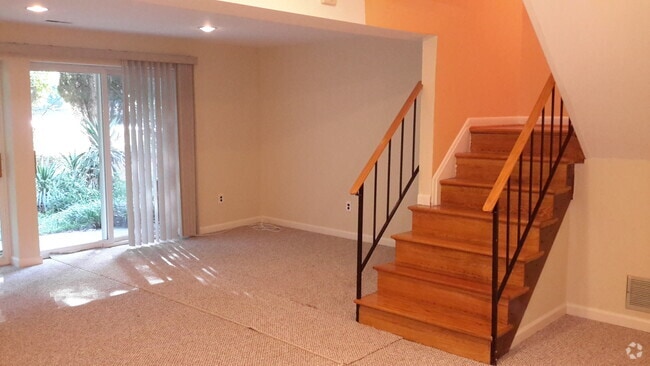 Building Photo - 10 Poinsettia Ct