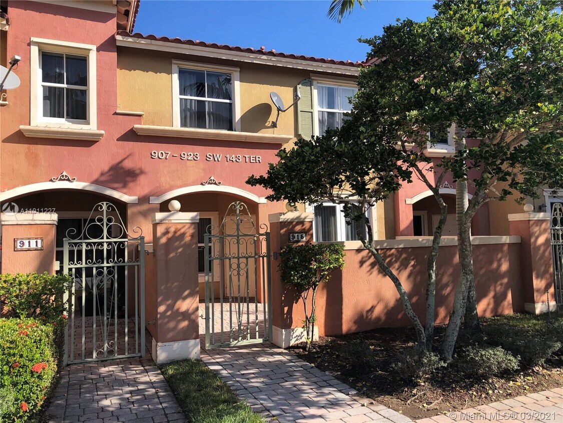 915 SW 143rd Terrace, Pembroke Pines, FL 33027 Townhome Rentals in Pembroke Pines FL