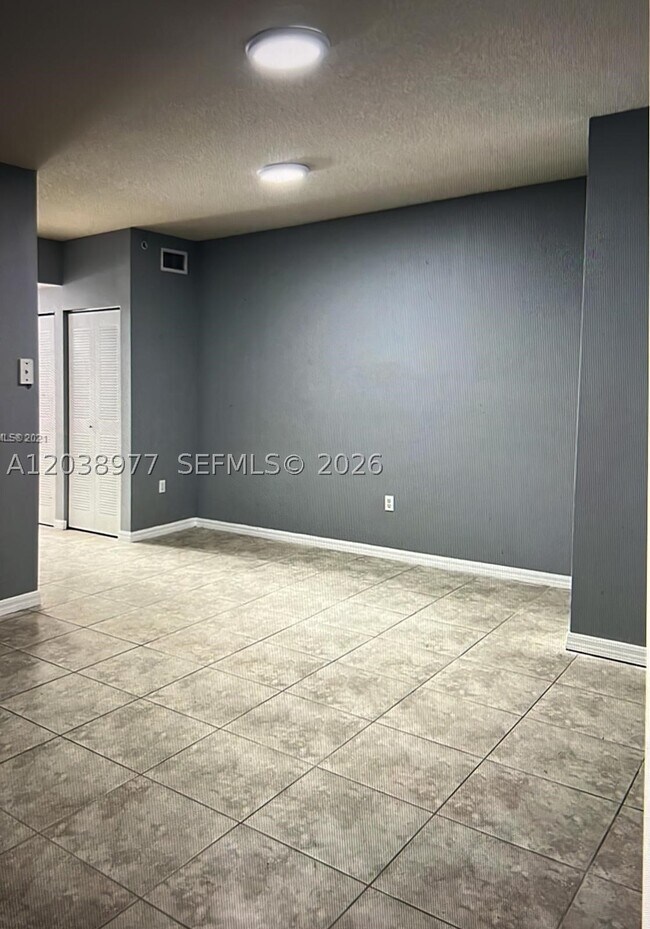 Building Photo - 115 SW 42nd Ave