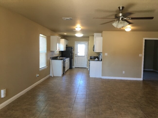 Building Photo - 905 Dart Ct