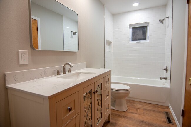 Building Photo - Charming 3-Bedroom Home in Edna with moder...