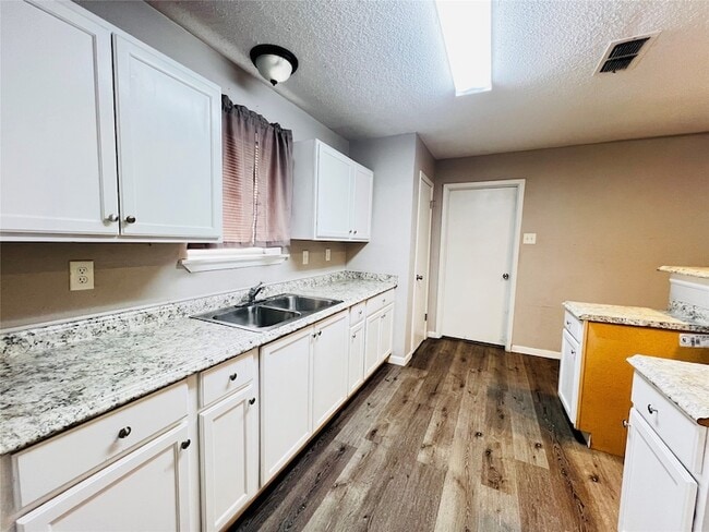 Building Photo - 215 Birdwell Rd