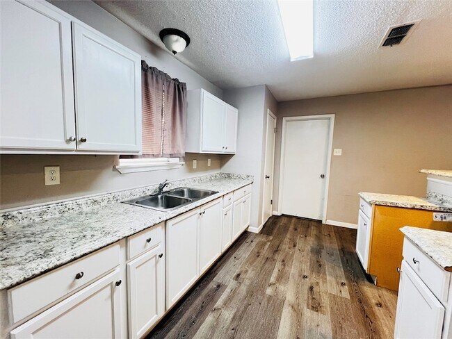 Foto del edificio - 215 Birdwell Rd