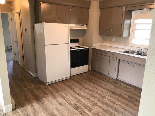 Building Photo - 1402 3rd Ave NW #1