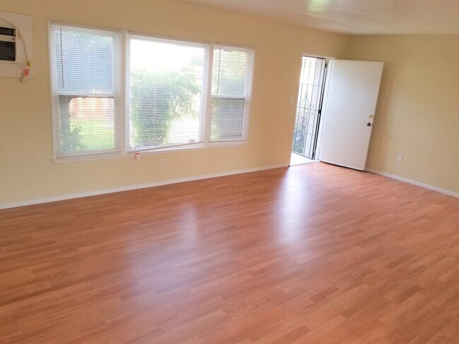 Foto del edificio - 1075 E Oakland Ave
