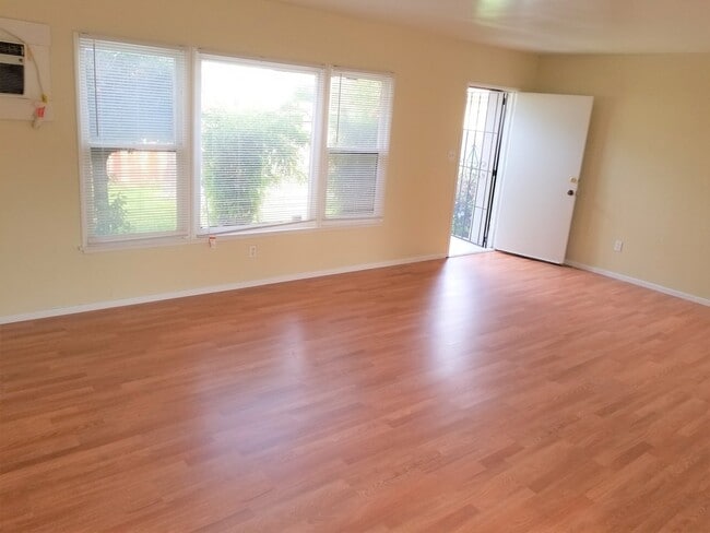 Building Photo - 1075 E Oakland Ave