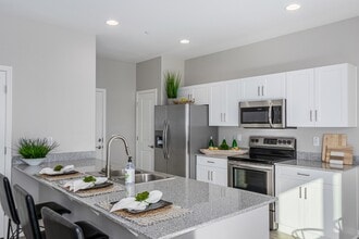 Building Photo - Luna Bear Ara Residences