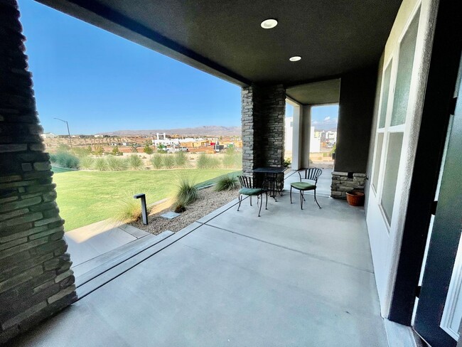 Building Photo - Fully Furnished 3-BR Townhome in Desert Color