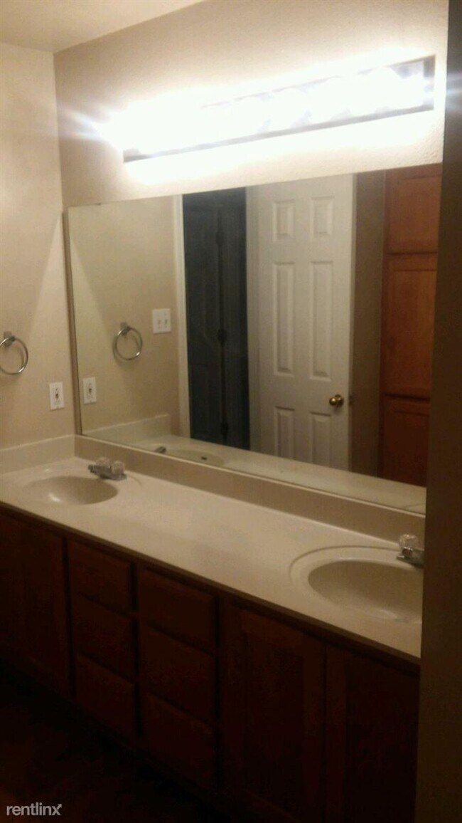 Building Photo - 3 br, 2 bath Duplex - 1716 Rock Hollow Loop