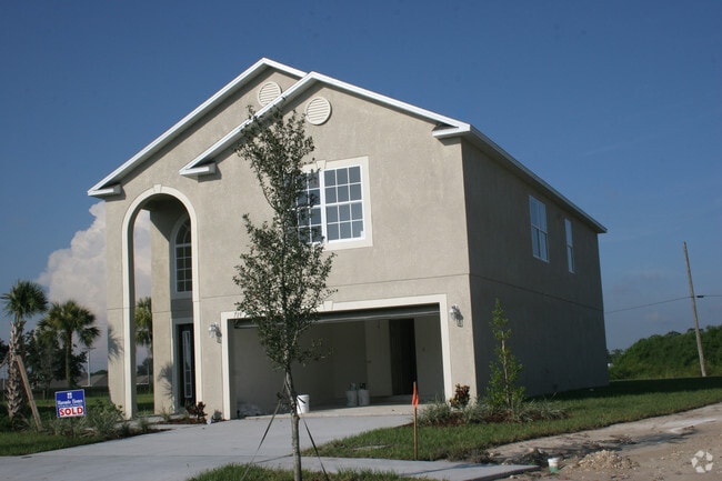 Building Photo - 910 NE 19th Ave