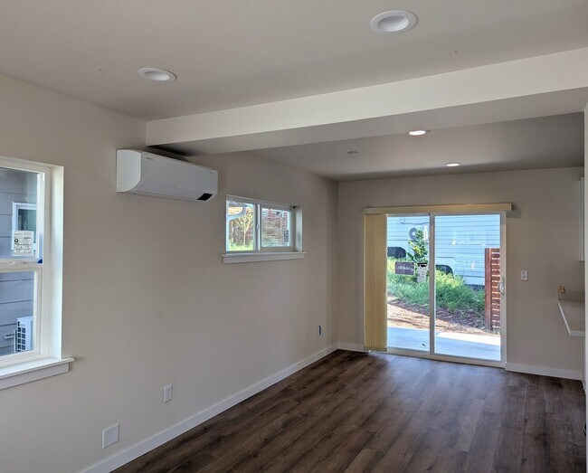 Foto del edificio - Brand New Three-Bedroom Townhomes, 1/2 a m...