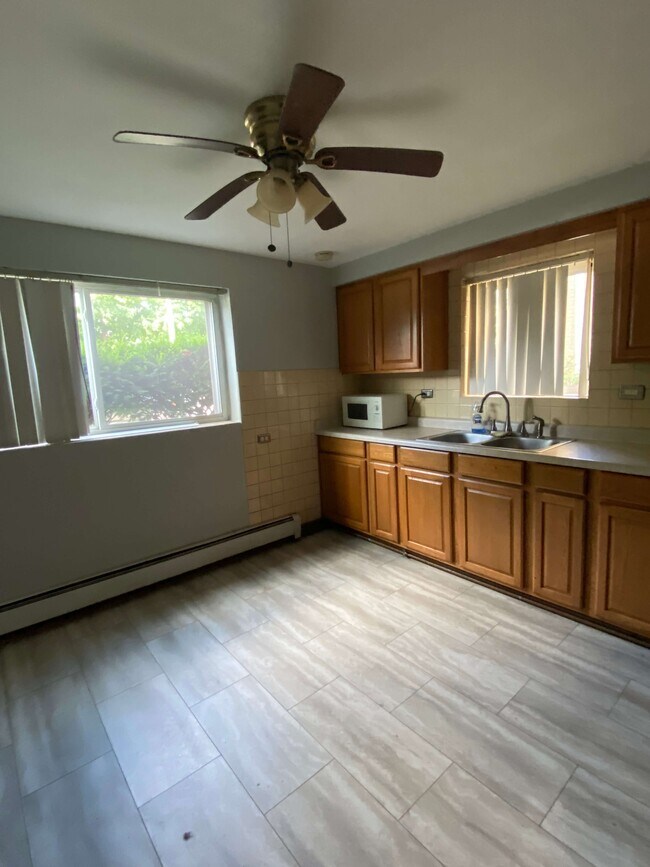 Building Photo - 6780 N Sauganash Ave