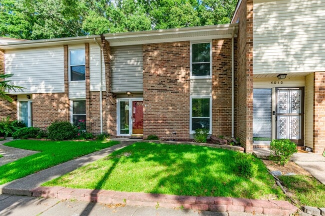 Building Photo - Virginia Beach Townhome