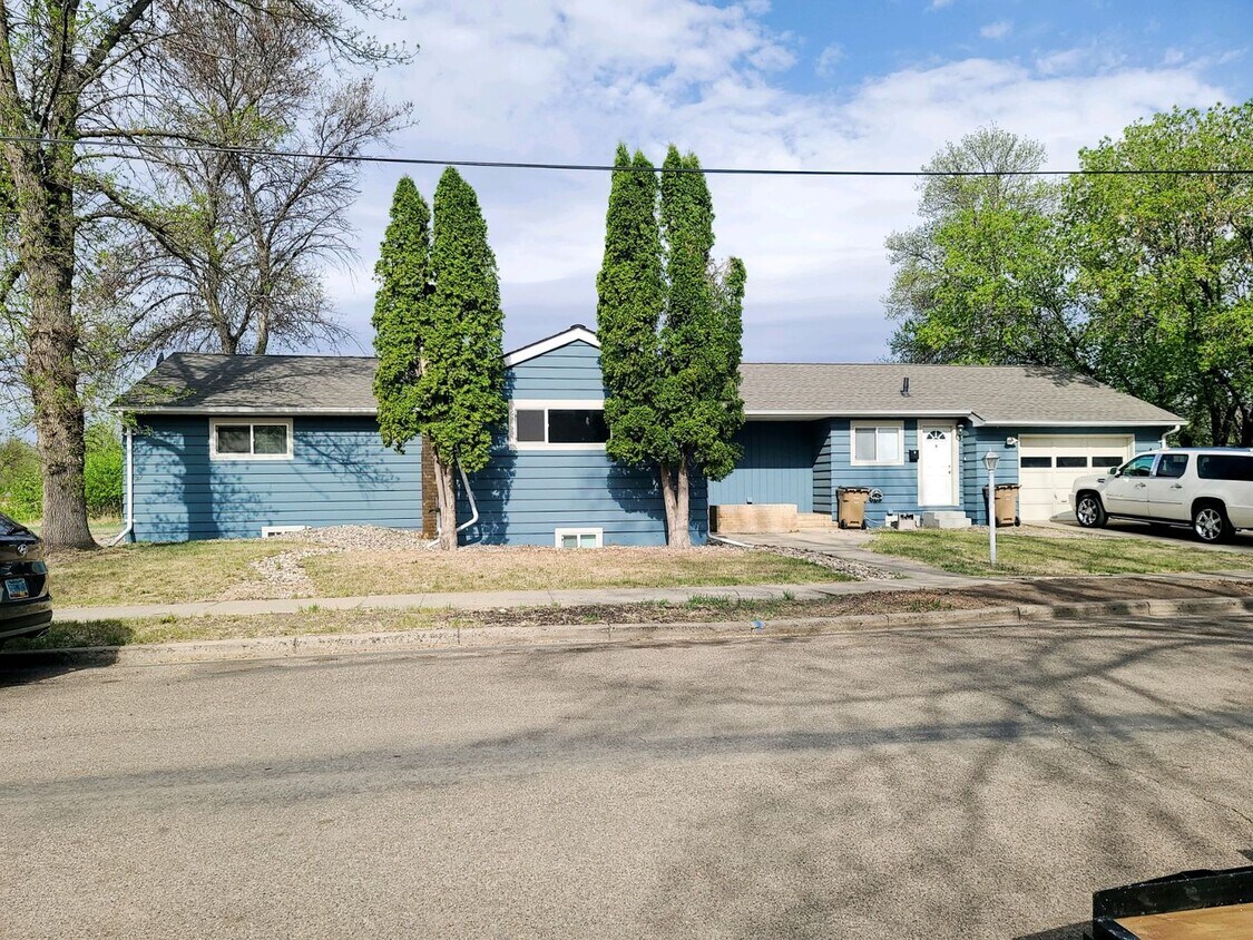 541 9th St NW Unit AH A, Minot, ND 58703 Room for Rent in Minot, ND