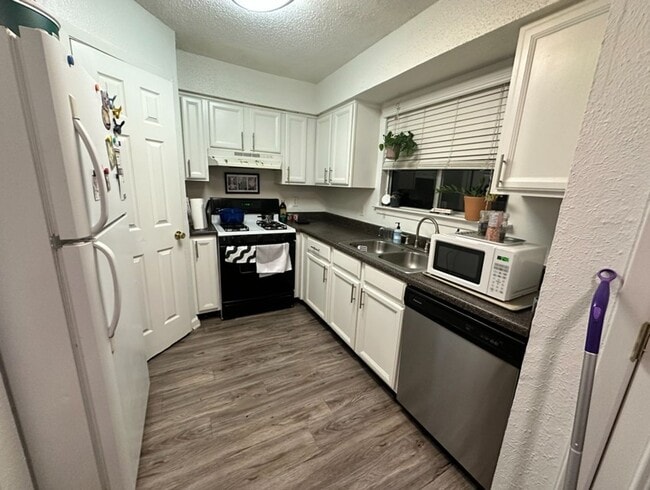 Foto del edificio - 2bd/1ba Townhome - South Lamar - Close to Downtown - Fenced Patio - $1450