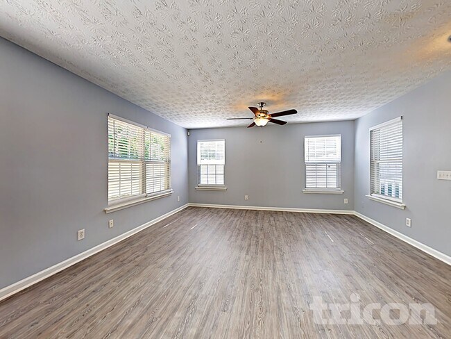 Building Photo - 1202 W Oaks Way