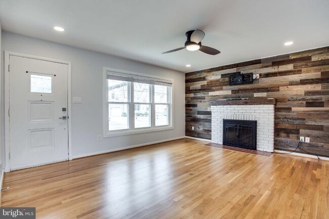 Building Photo - 418 Yeonas Dr SW