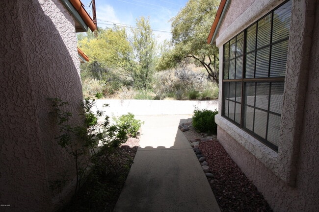 Building Photo - 6445 N Tierra De Las Catalinas