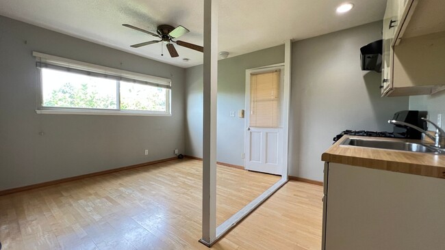 Building Photo - 1 Bedroom Apartment Above Home in Anaheim/...