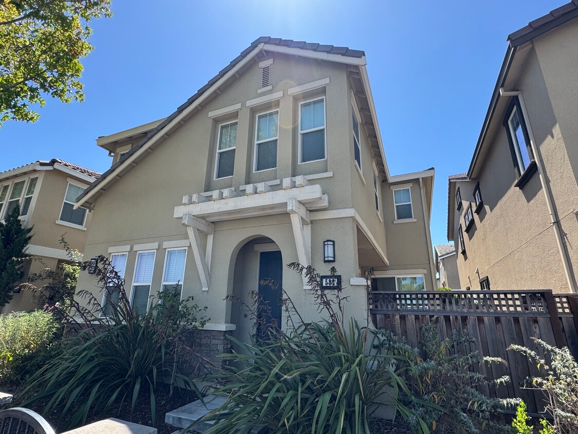 outside looking - 532 Aspen Pl