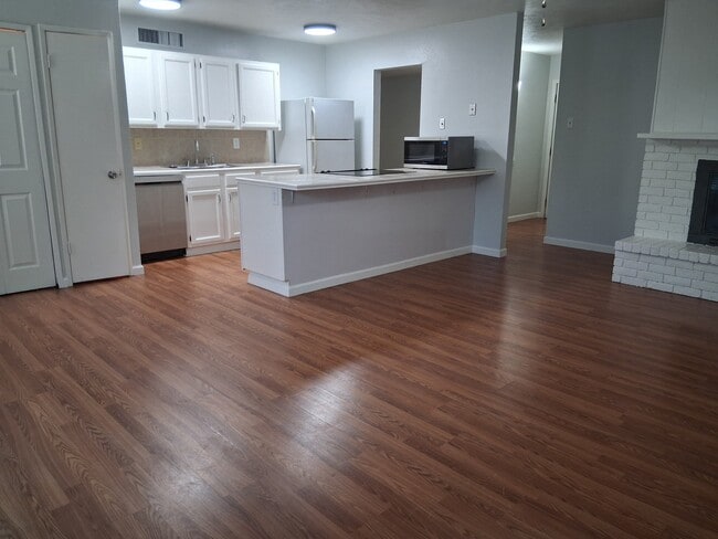 Building Photo - 563 Cumberland Dr