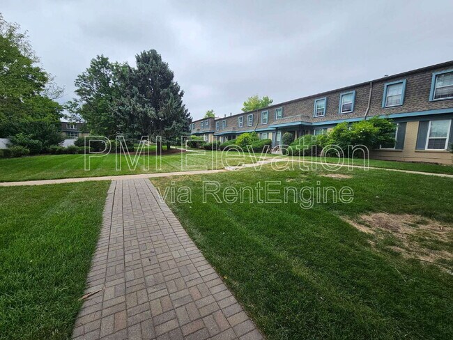 Foto del edificio - 9430 E Girard Ave