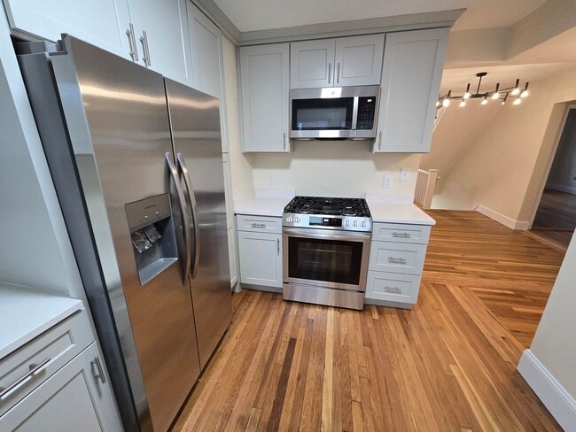 Building Photo - Large Duplex - Off-Street Parking - Centra...