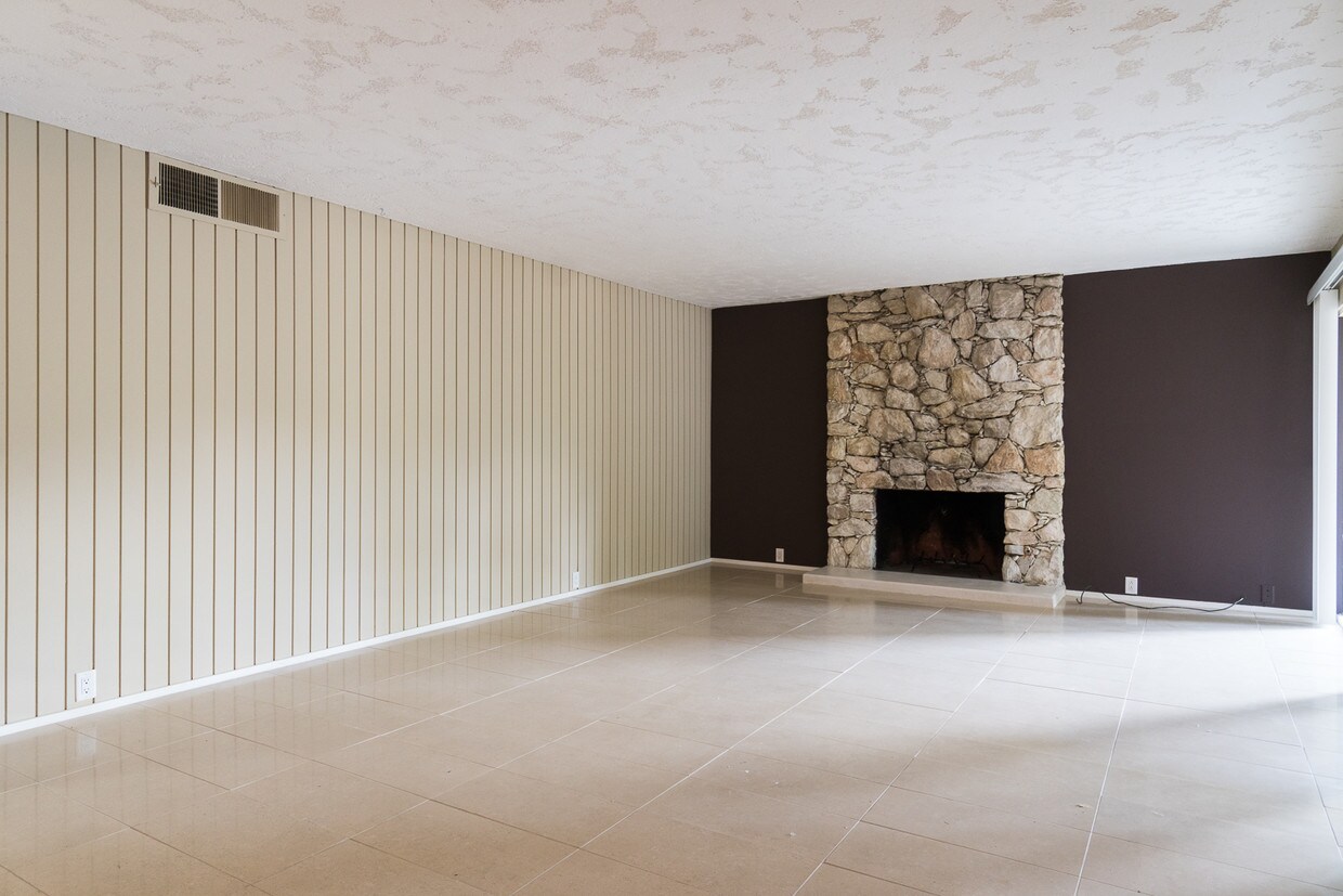 Huge Living Room - 74615 Shadow Hills Rd