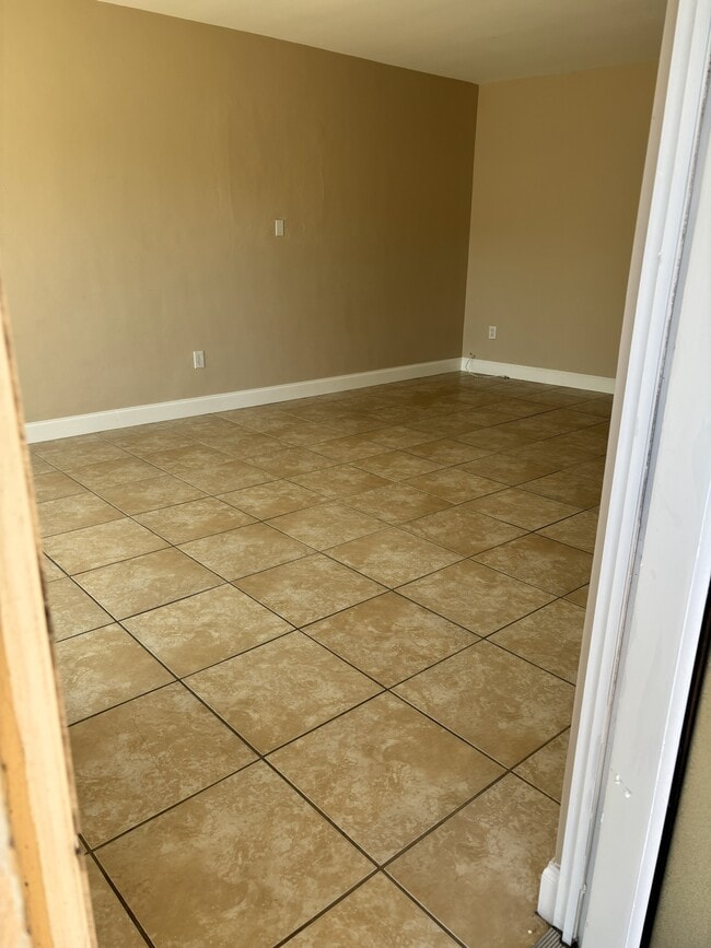 Building Photo - 1345 NE 105th St