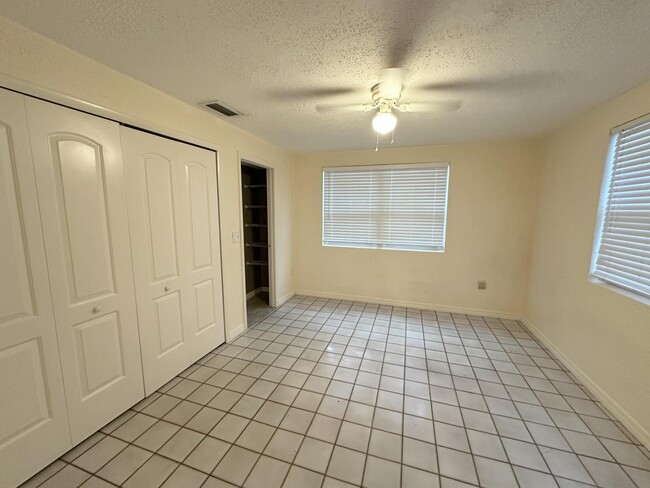 Foto del edificio - 6039 Corson Ave