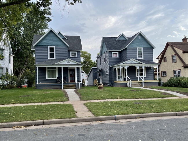 Building Photo - 4 Bedroom, 2 Bathroom Home In Randall Park Neighborhood