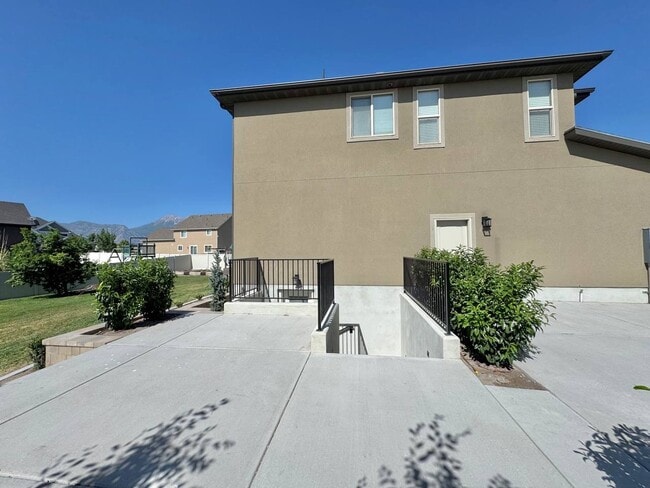 Private Patio - 698 S Lake View Dr